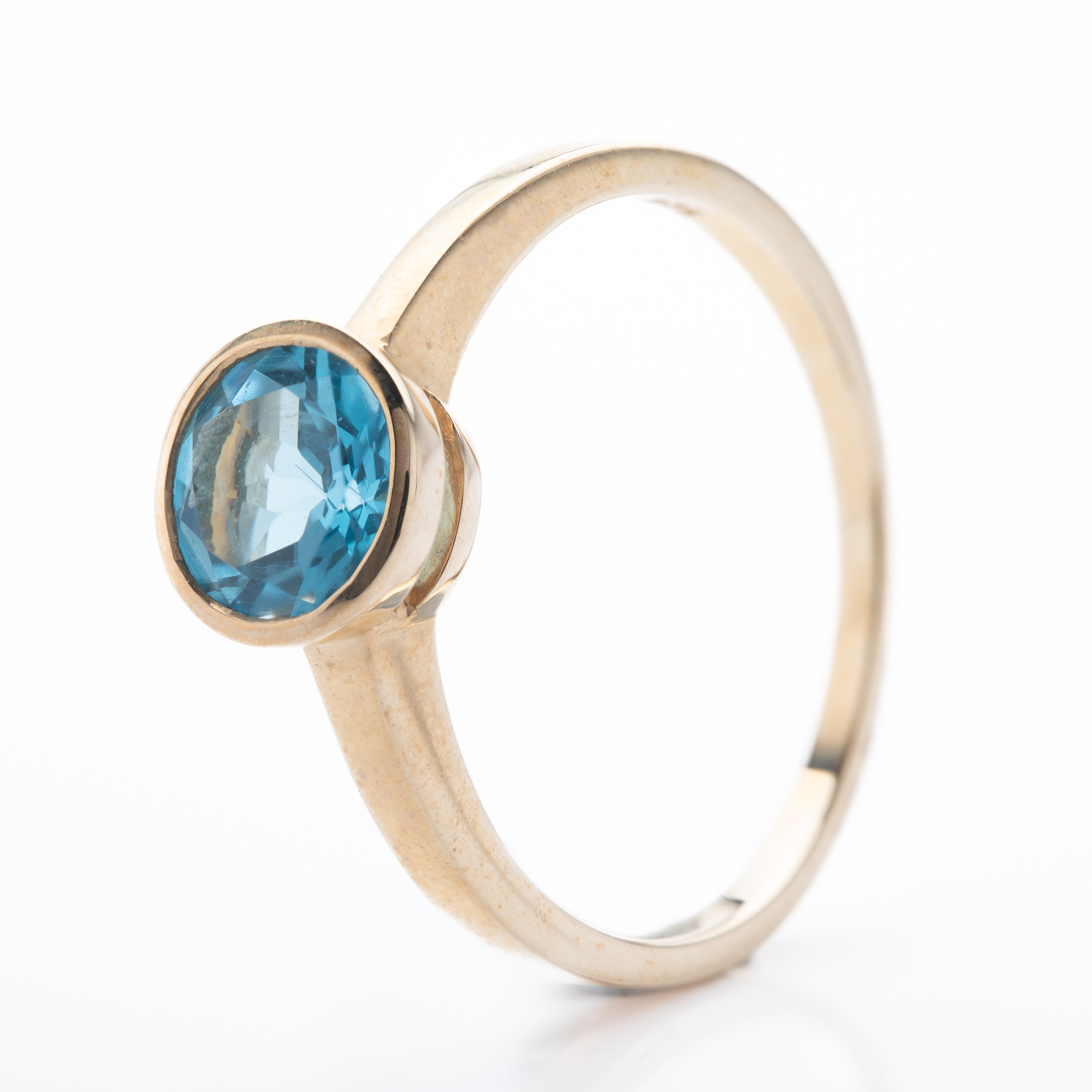 9ct Yellow Gold Round Cut Blue Topaz Ring