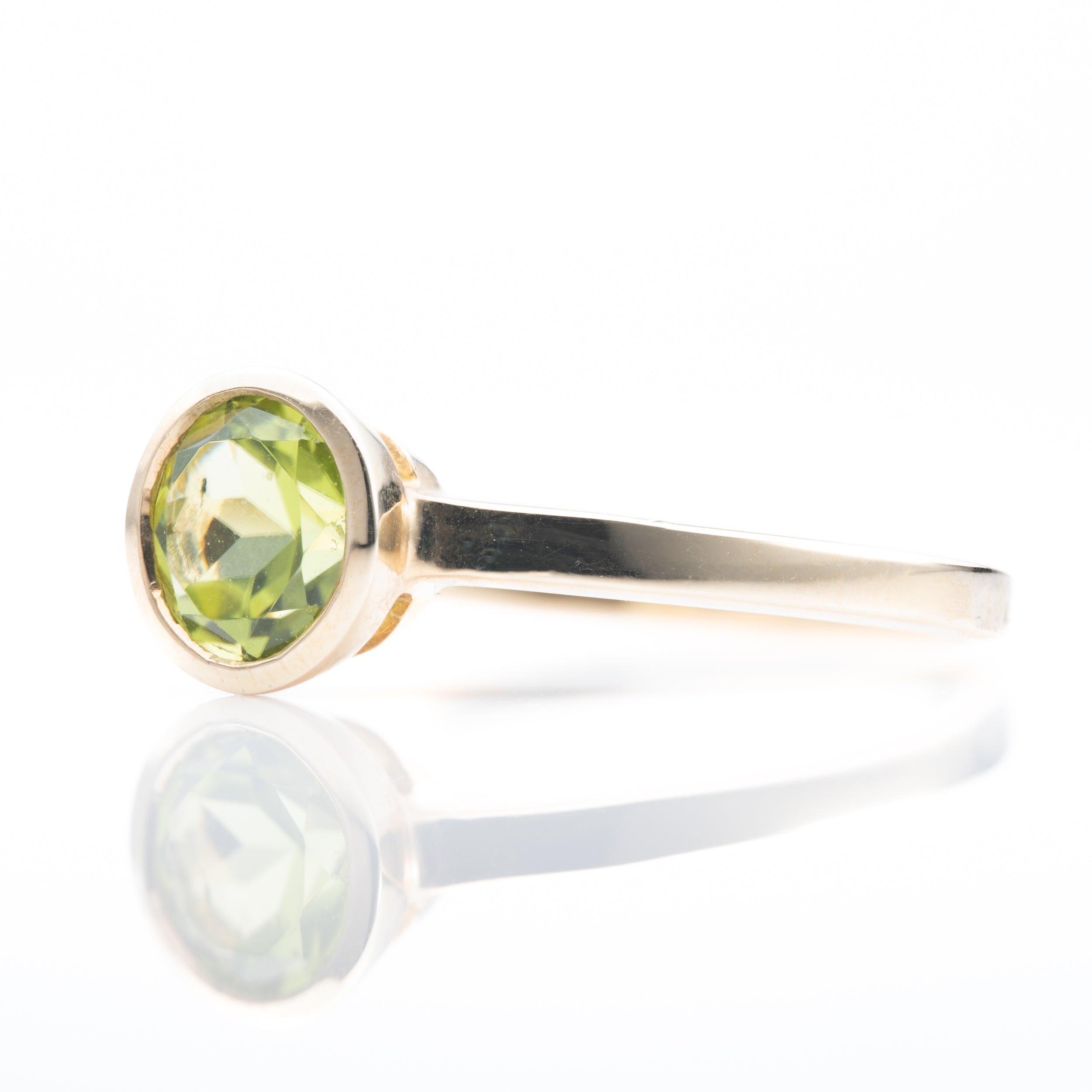 9ct Yellow Gold Round Cut Peridot Ring