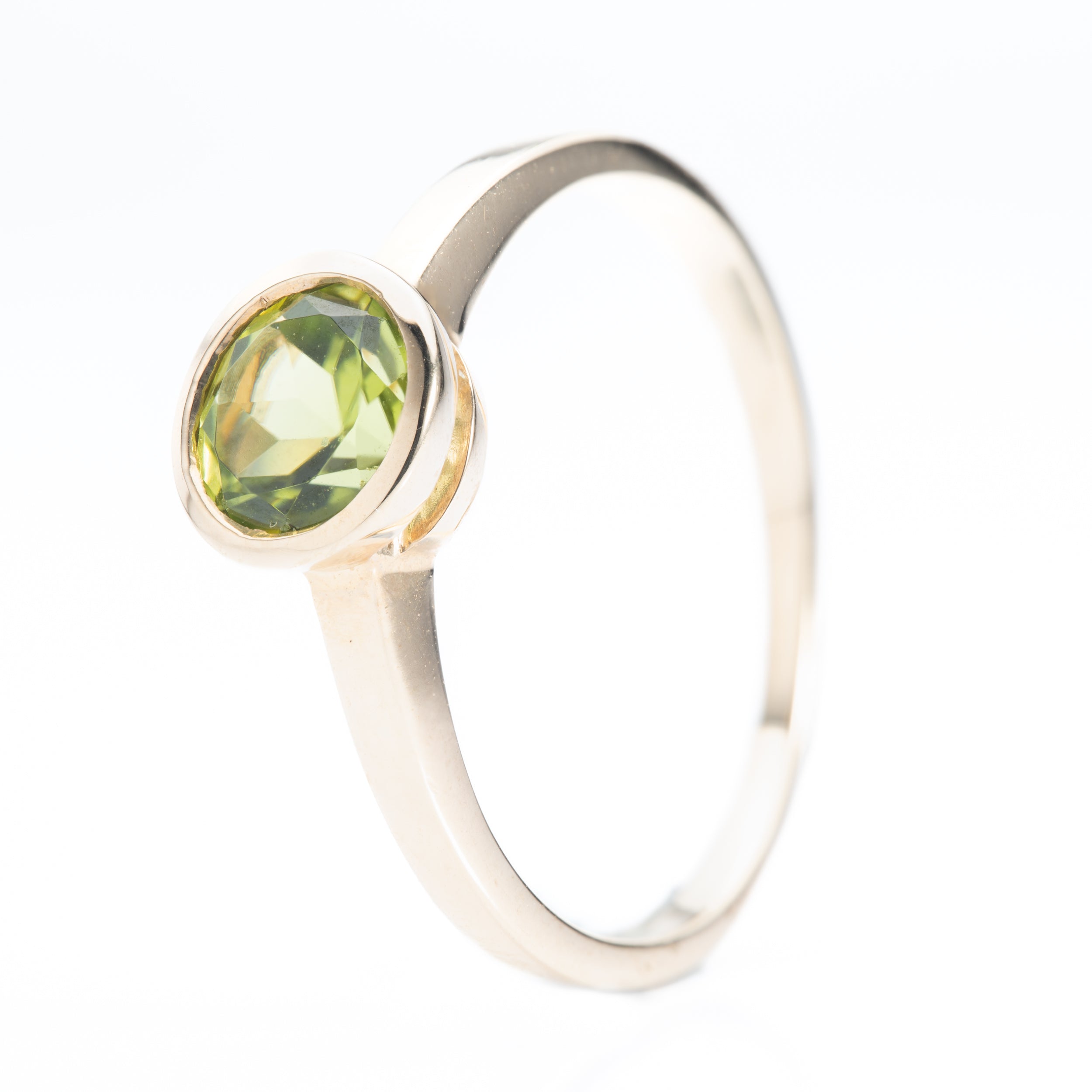 9ct Yellow Gold Round Cut Peridot Ring