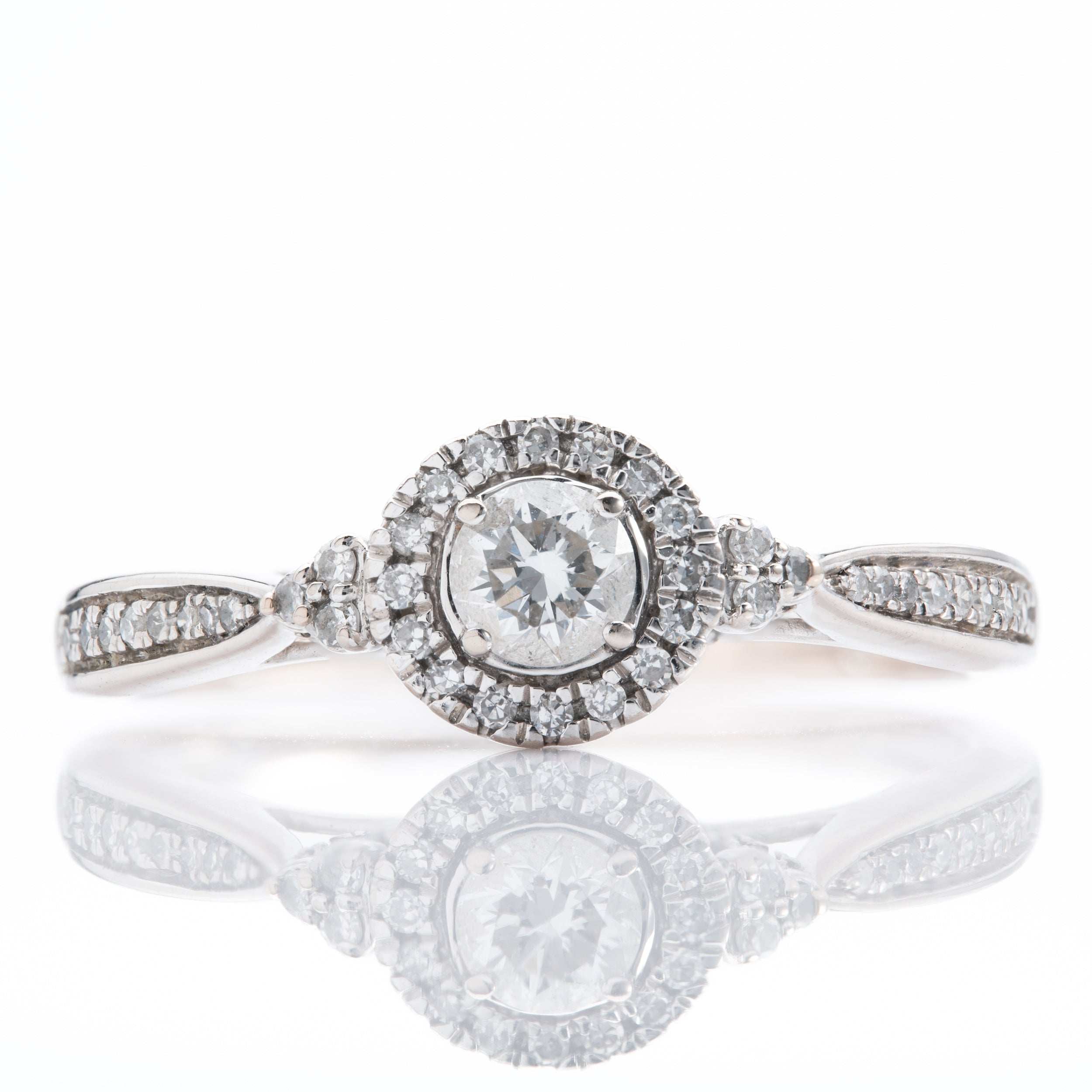 18ct White Gold Round Diamond Halo Cluster Ring