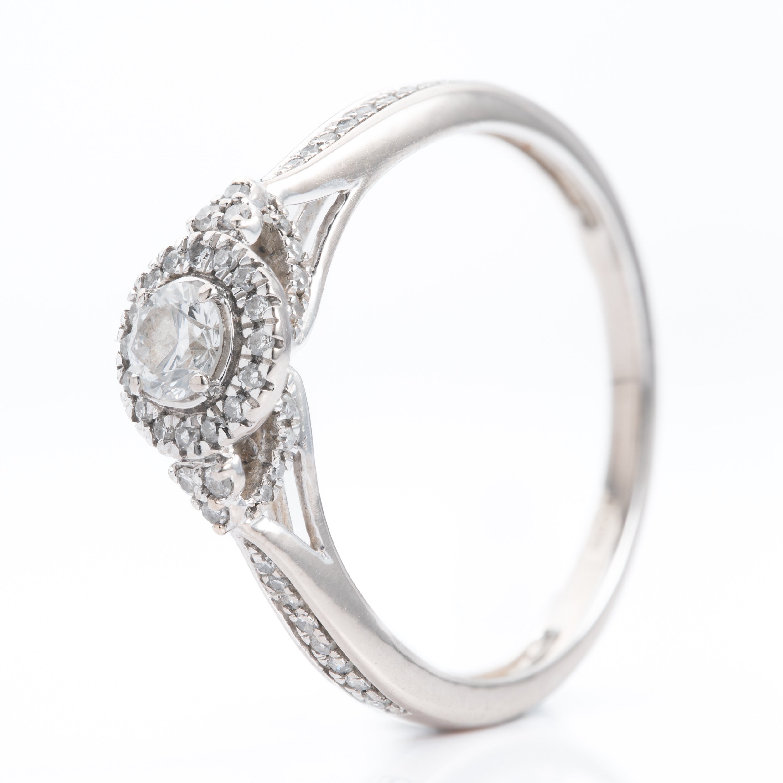18ct White Gold Round Diamond Halo Cluster Ring